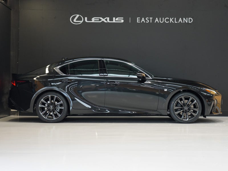 2025 Lexus IS 300h F SPORT 2.5P HV ECVT RWD image 3