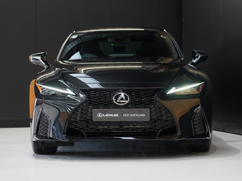 2025 Lexus IS 300h F SPORT 2.5P HV ECVT RWD image 4