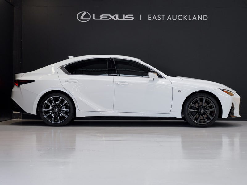 2025 Lexus IS 300h F SPORT 2.5P HV ECVT RWD image 4
