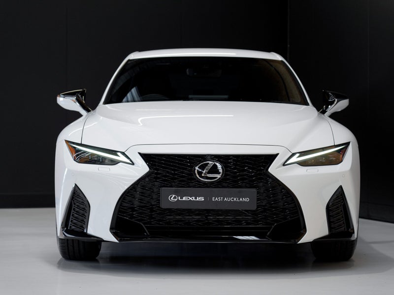 2025 Lexus IS 300h F SPORT 2.5P HV ECVT RWD image 5