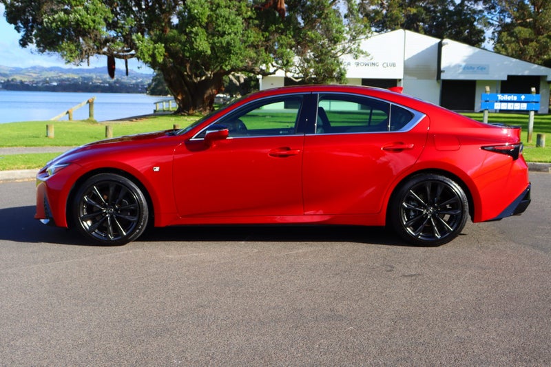 2025 Lexus IS 300h F Sport 2.5Ph/Hd image 3