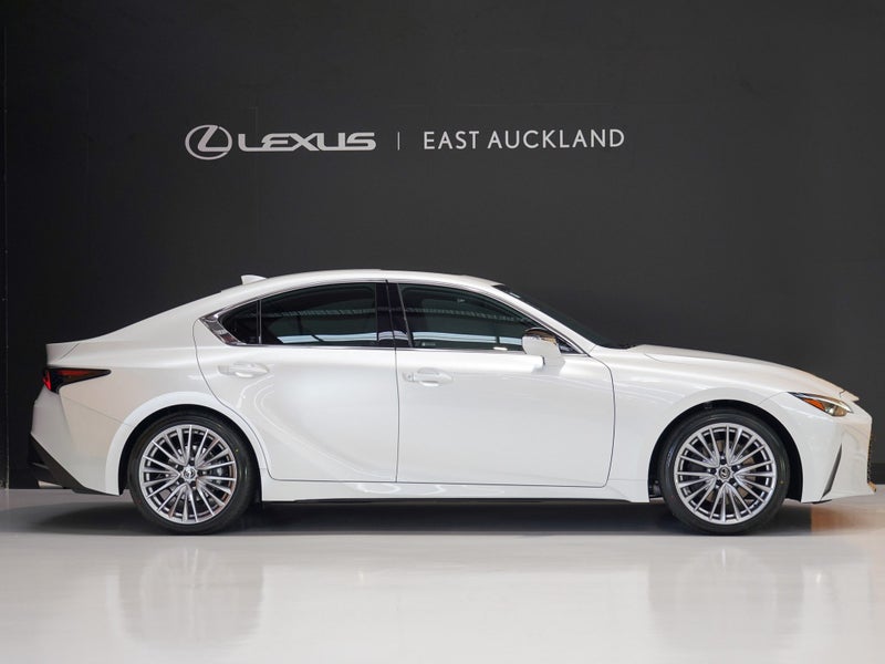 2025 Lexus IS 300h IS300HLIMITED 2.5P HV ECVT R... image 4