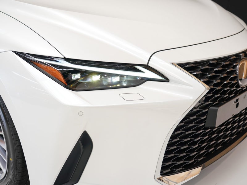 2025 Lexus IS 300h IS300HLIMITED 2.5P HV ECVT R... image 5