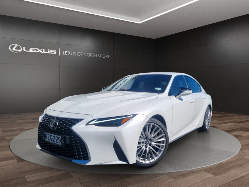2025 Lexus IS 300h Limited 2.5L Hybrid 2WD Sedan image 3