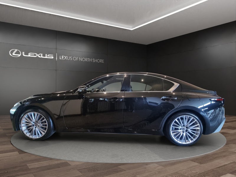 2025 Lexus IS 300h LIMITED 2.5L Hybrid RWD image 4