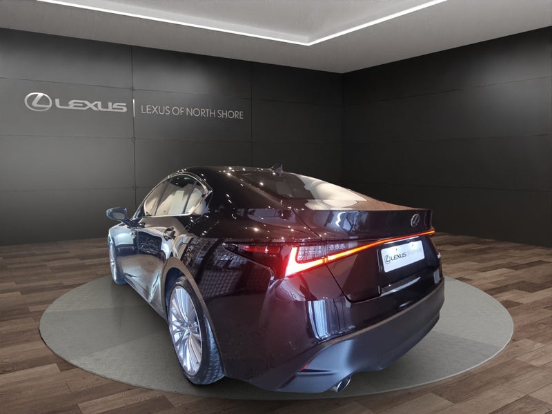 2025 Lexus IS 300h LIMITED 2.5L Hybrid RWD image 5