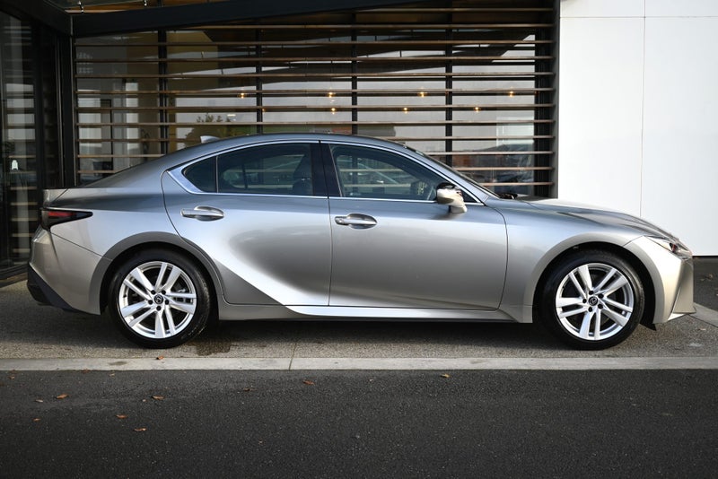 2025 Lexus IS 300h Premium 2.5Ph Self-Charging... image 2