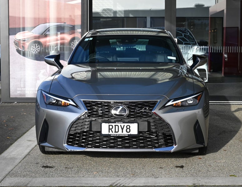 2025 Lexus IS 300h Premium 2.5Ph Self-Charging... image 3