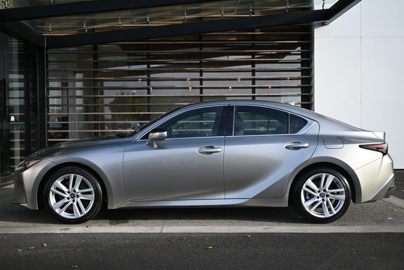 2025 Lexus IS 300h Premium 2.5Ph Self-Charging... image 4
