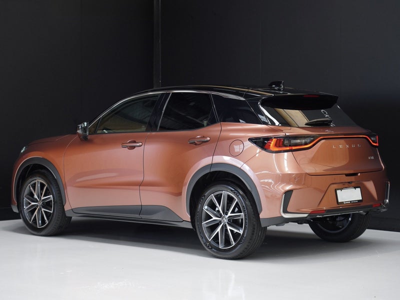 2025 Lexus LBX Active 1.5P HEV ECVT FWD image 3