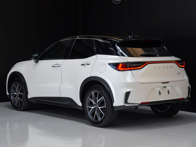 2025 Lexus LBX Active 1.5P HEV ECVT FWD image 3