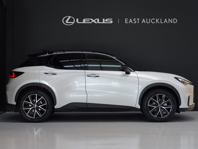2025 Lexus LBX Active 1.5P HEV ECVT FWD image 4