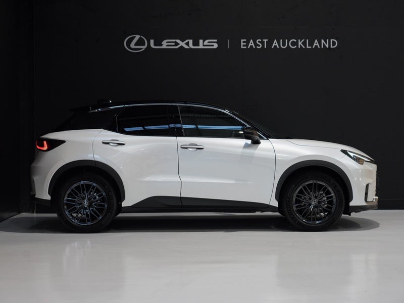 2025 Lexus LBX Cool 1.5P HEV ECVT FWD image 4