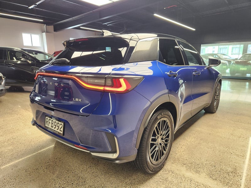 2025 Lexus LBX Cool 1.5P HEV ECVT FWD image 3