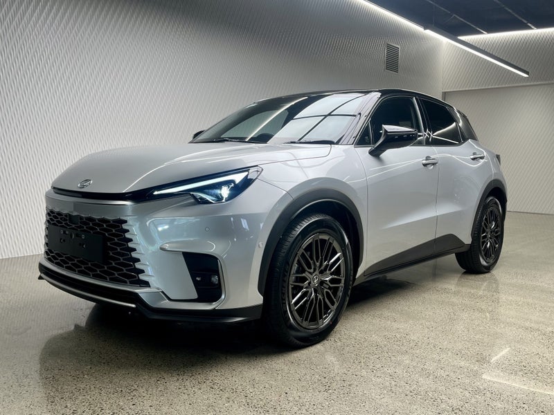 2025 Lexus LBX Cool 1.5P HEV ECVT FWD image 3