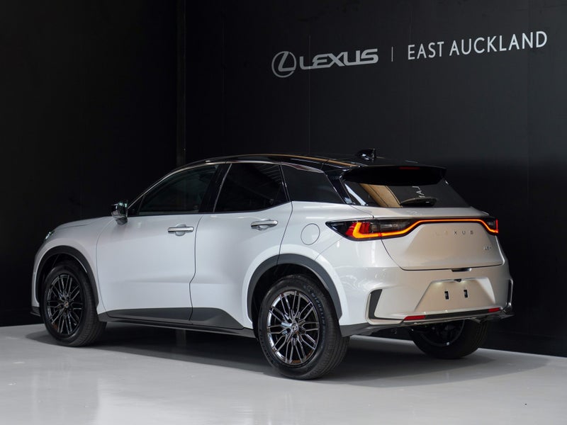 2025 Lexus LBX Cool 1.5P HEV ECVT FWD image 3