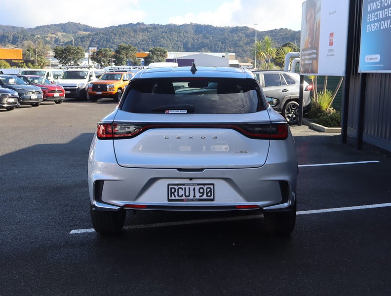 2025 Lexus LBX Cool 1.5P HEV ECVT FWD SUV/5D/5S image 3