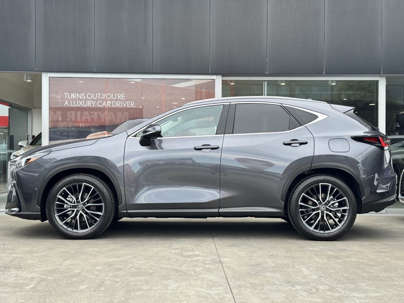 2025 Lexus NX 350h Limited 2.5L AWD Hybrid image 4