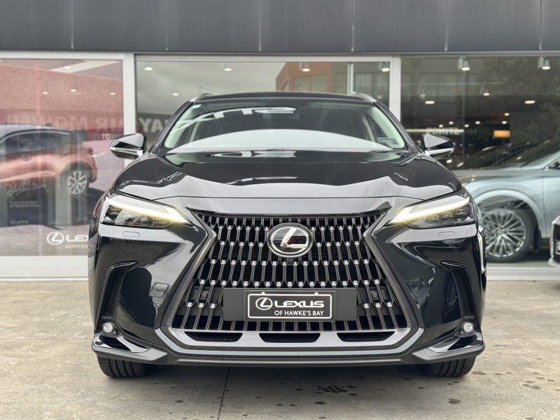 2025 Lexus NX 350h Limited 2.5L Hybrid AWD image 3