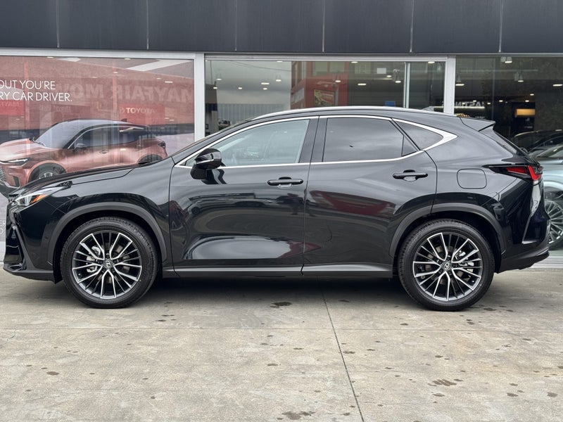 2025 Lexus NX 350h Limited 2.5L Hybrid AWD image 5