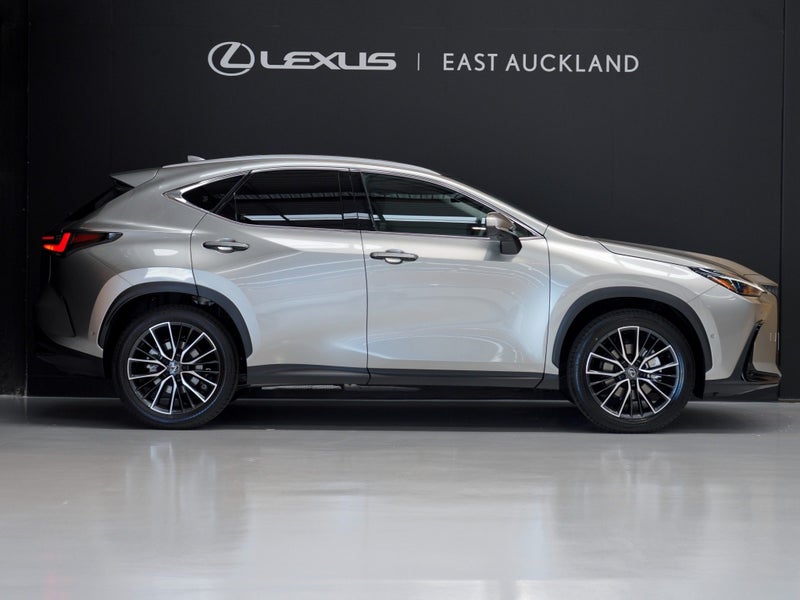2025 Lexus NX 350h Limited 2.5P HEV ECVT AWD image 2