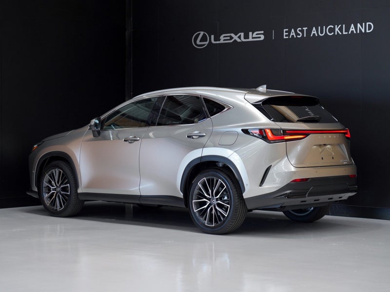 2025 Lexus NX 350h Limited 2.5P HEV ECVT AWD image 3