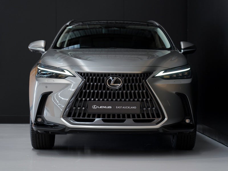 2025 Lexus NX 350h Limited 2.5P HEV ECVT AWD image 4