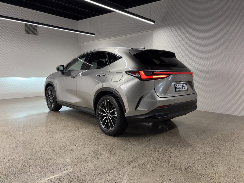 2025 Lexus NX 350h Limited 2.5P HEV ECVT AWD image 4