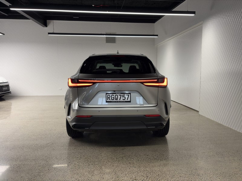 2025 Lexus NX 350h Limited 2.5P HEV ECVT AWD image 5