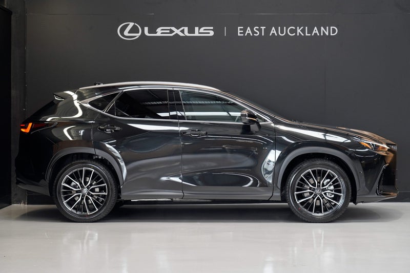 2025 Lexus NX 350h Limited 2.5P HEV ECVT AWD image 5