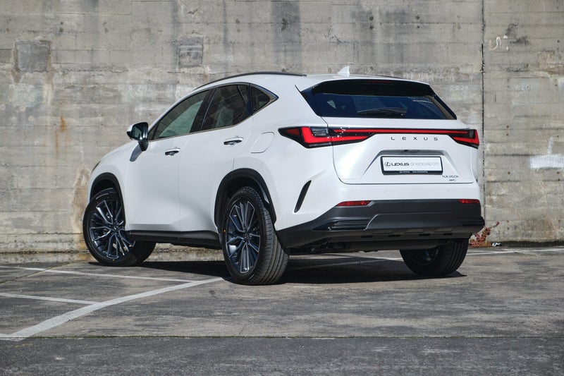 2025 Lexus NX 350h Limited 2.5P HEV ECVT AWD SU... image 5