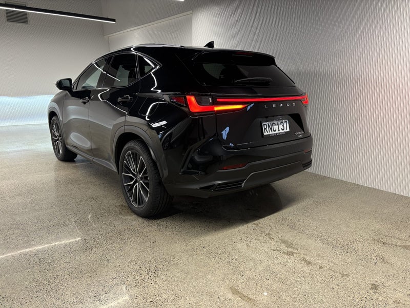 2025 Lexus NX 350h Limited 2.5P HEV ECVT AWD SU... image 5