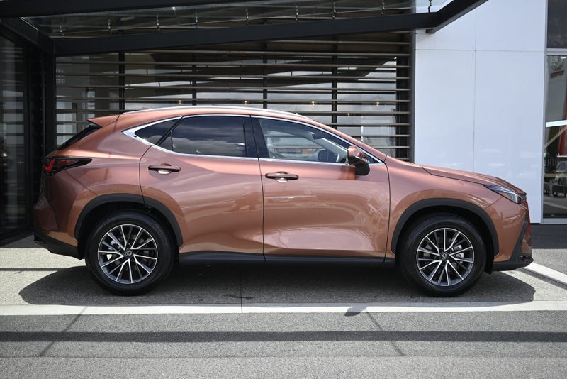2025 Lexus NX 350h Premium 2.5L 179kW Hybrid FWD image 4
