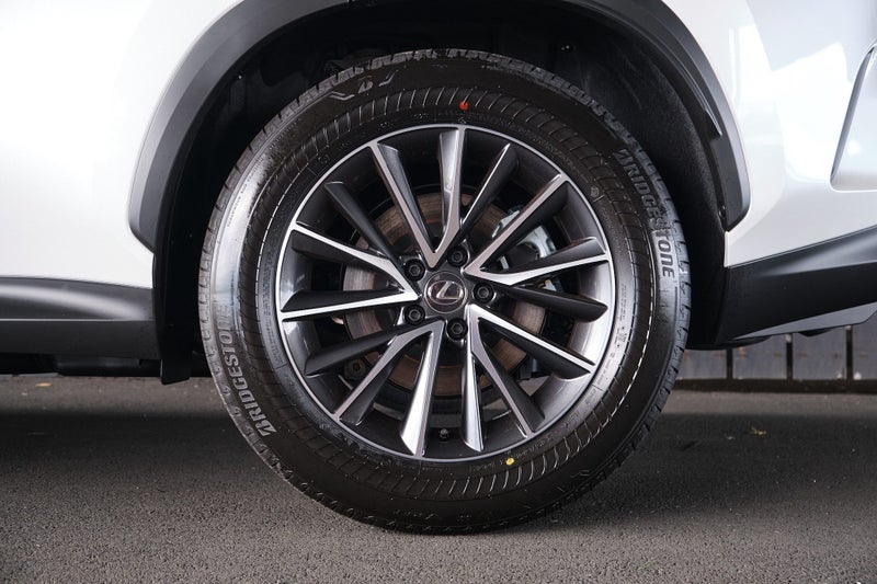 2025 Lexus NX 350h Premium image 4