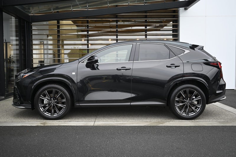 2025 Lexus NX 450h+ F Sport 2.5P PHEV AWD image 4