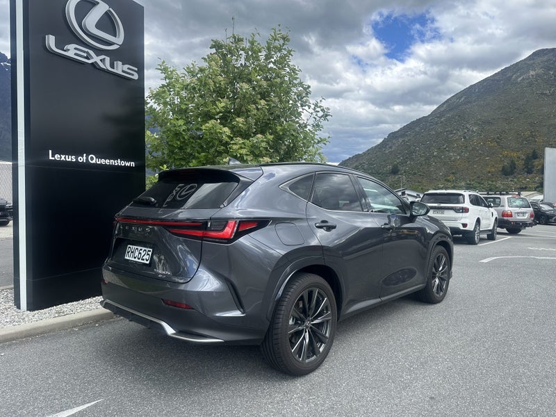 2025 Lexus NX 450h+ F Sport image 4