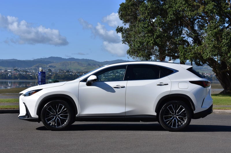 2025 Lexus NX 450h+ Limited 2.5P PHEV ECVT AWD SUV image 3