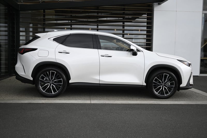 2025 Lexus NX 450h+ Limited 2.5P Plug-in Hybrid... image 2