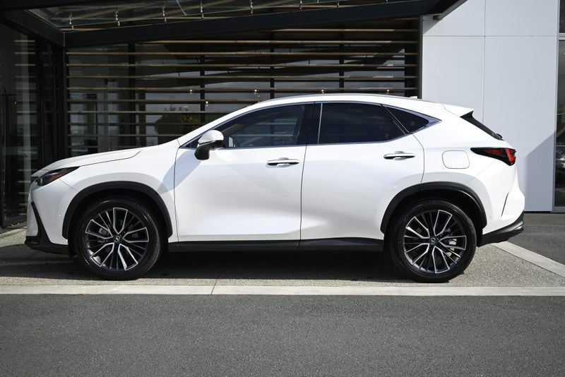 2025 Lexus NX 450h+ Limited 2.5P Plug-in Hybrid... image 4