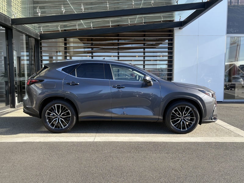 2025 Lexus NX 450h+ Limited AWD image 4