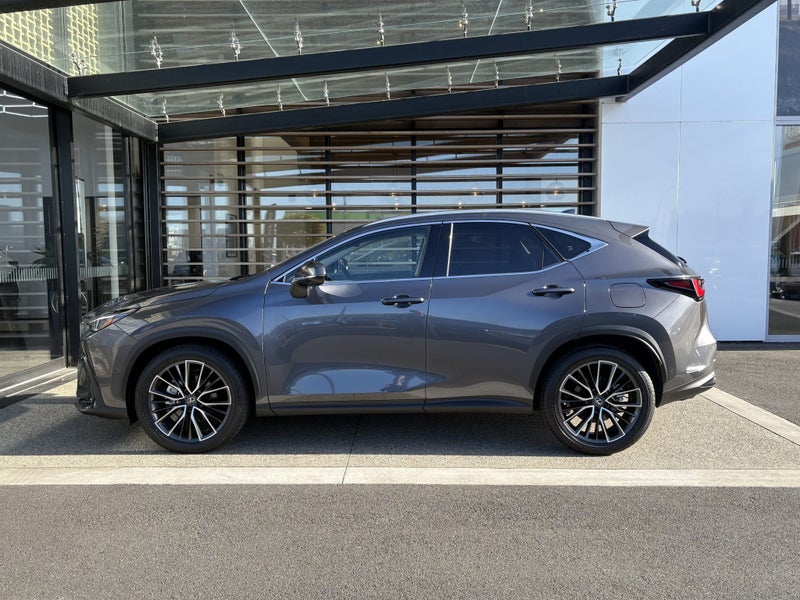 2025 Lexus NX 450h+ Limited AWD image 5