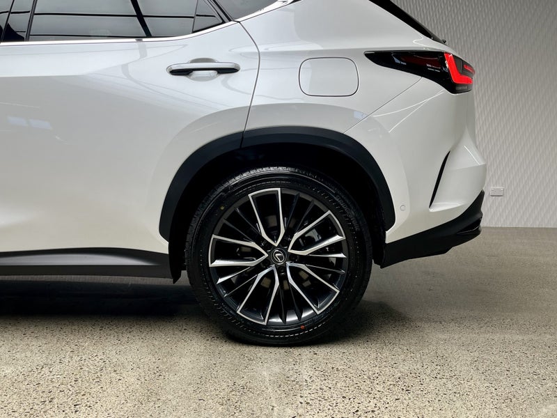 2025 Lexus NX 450h+ NX 450h+ Limited 2.5P PHEV... image 4