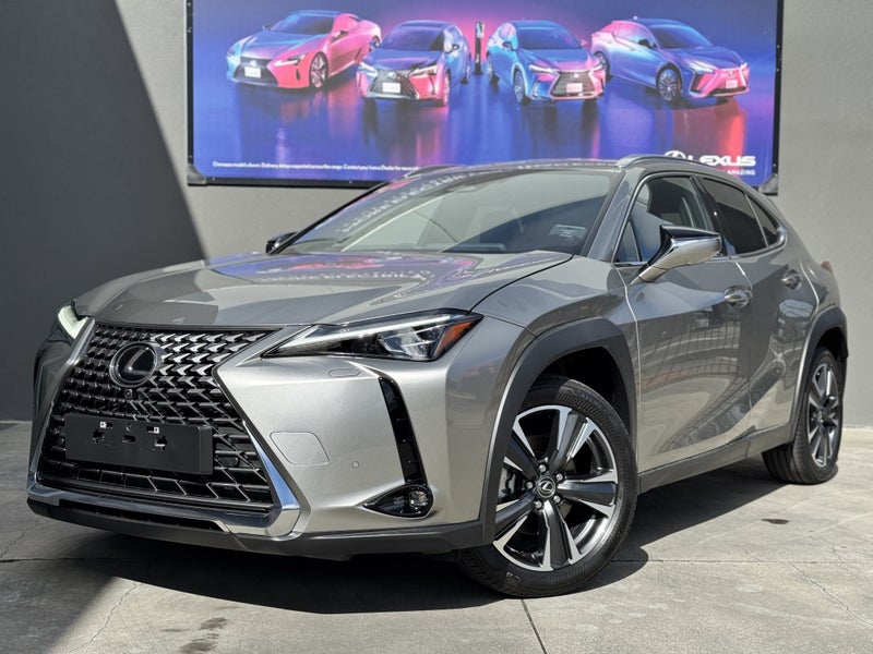 2025 Lexus UX 300h Limited 2.0L Hybrid image 3