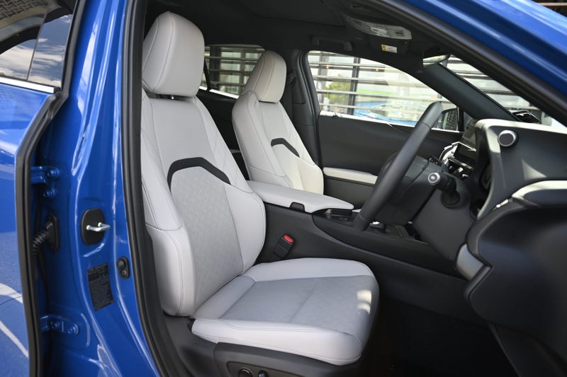 2025 Lexus UX 300h Limited 2.0L Hybrid image 3