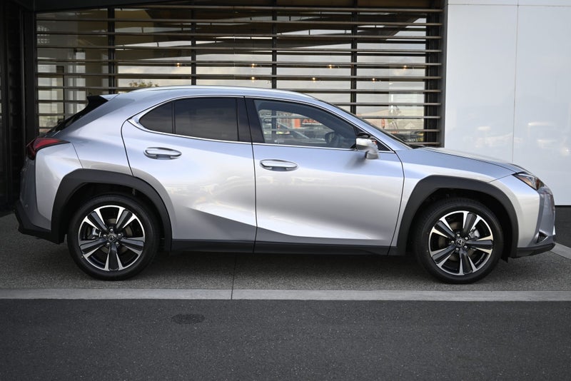 2025 Lexus UX 300h Limited 2.0L Hybrid AWD image 4