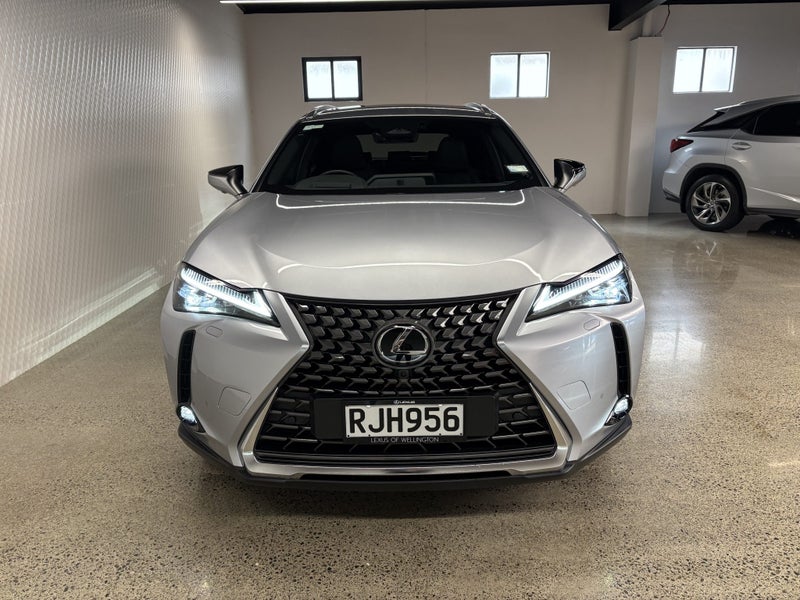 2025 Lexus UX 300h Limited 2.0P HV ECVT FWD image 2