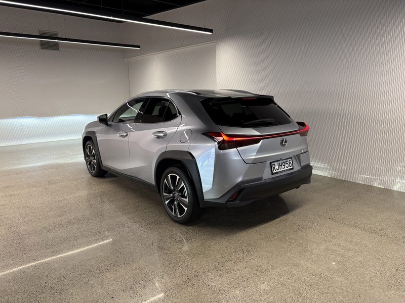 2025 Lexus UX 300h Limited 2.0P HV ECVT FWD image 5