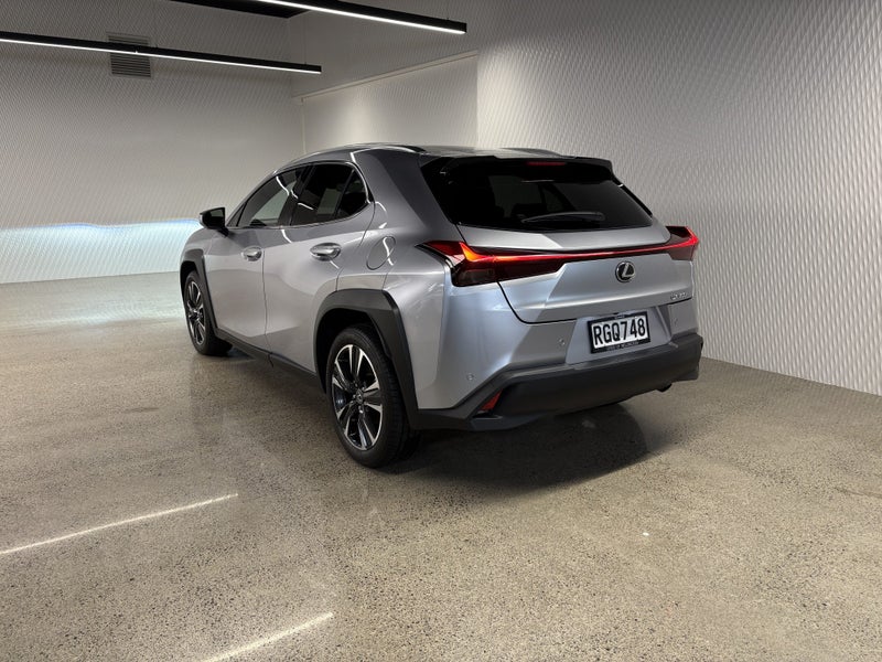 2025 Lexus UX 300h Limited 2.0P HV ECVT FWD image 5