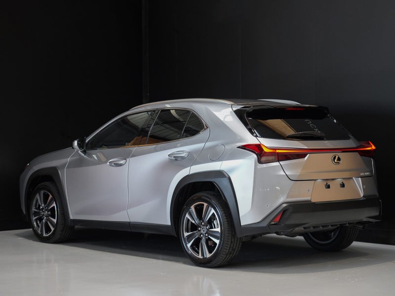 2025 Lexus UX 300h Limited 2.0P HV ECVT FWD image 2