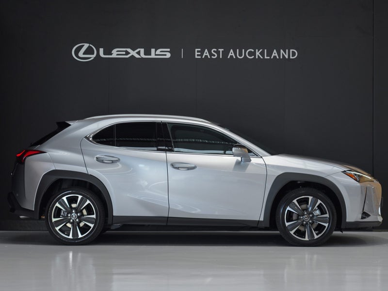 2025 Lexus UX 300h Limited 2.0P HV ECVT FWD image 3